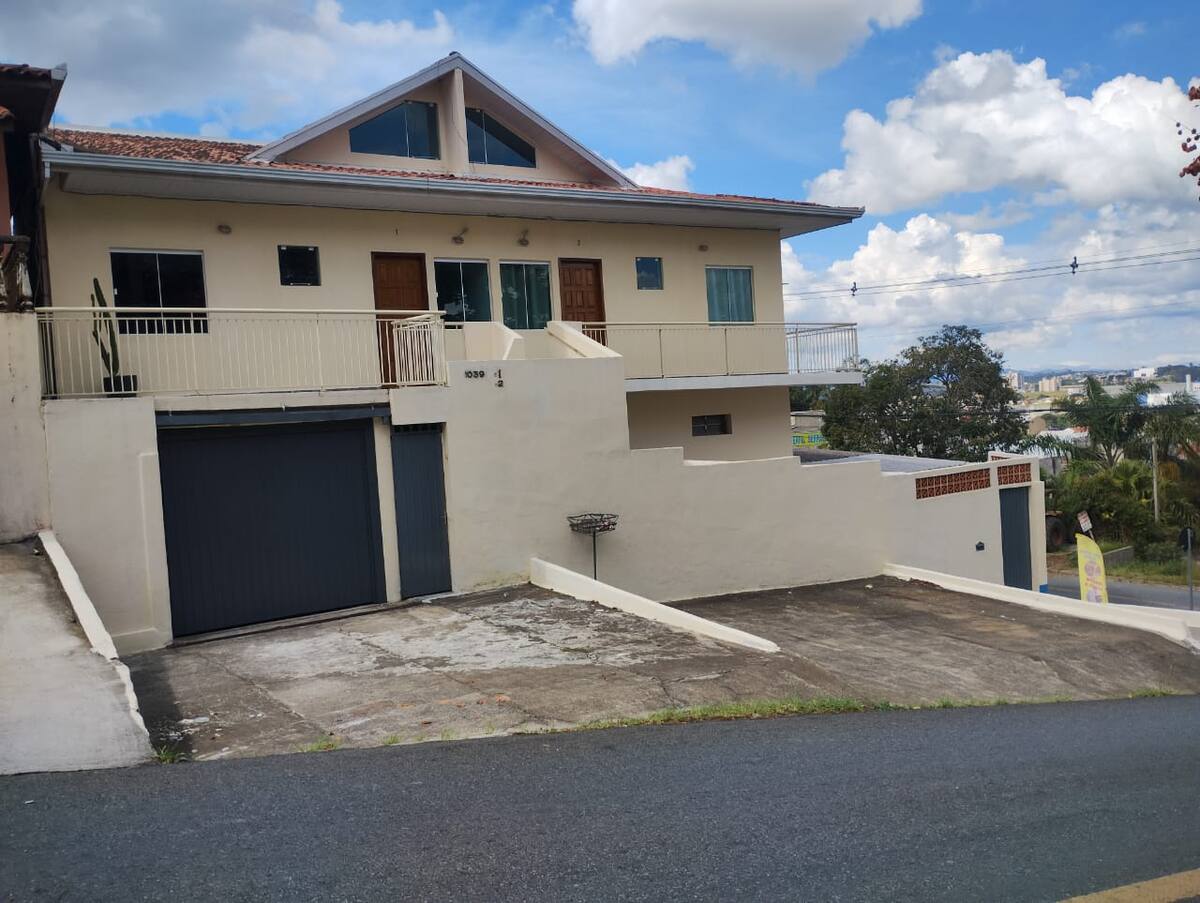 Frente da casa com portão e muro