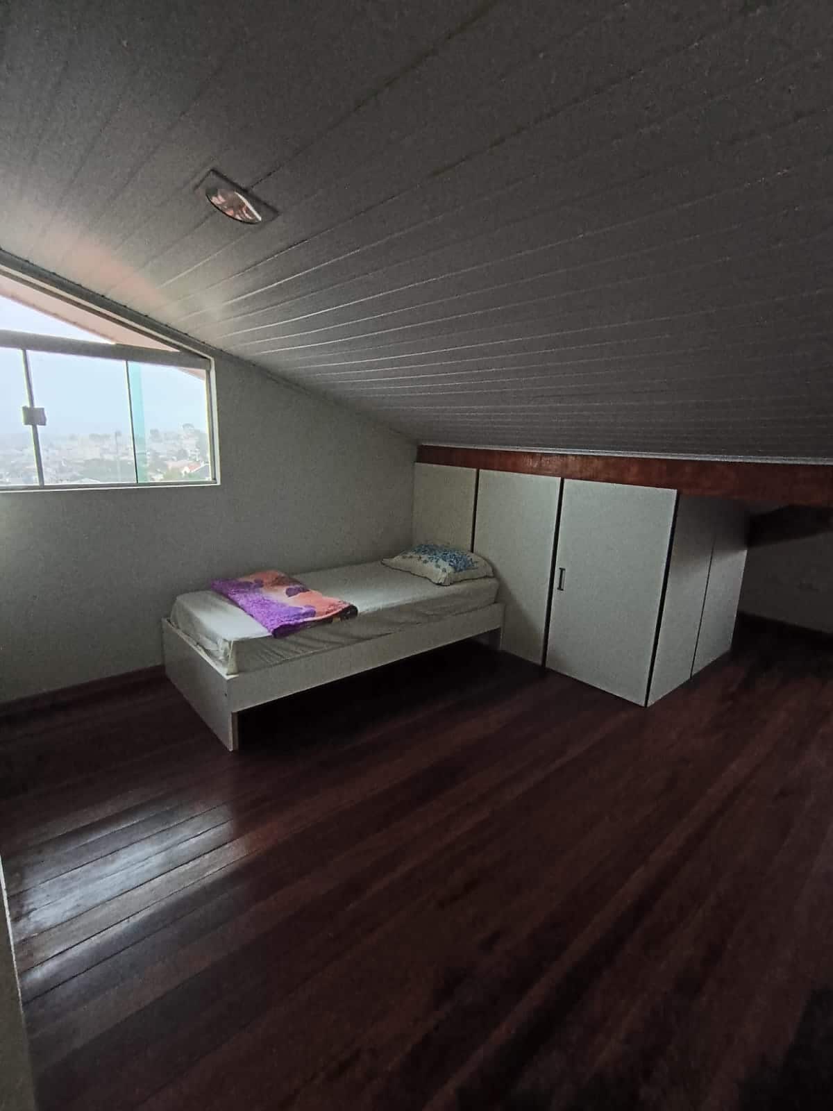 Segundo quarto com cama de solteiro