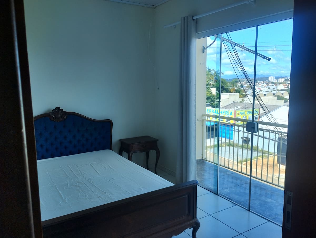 Quarto com janela e vista para a rua
