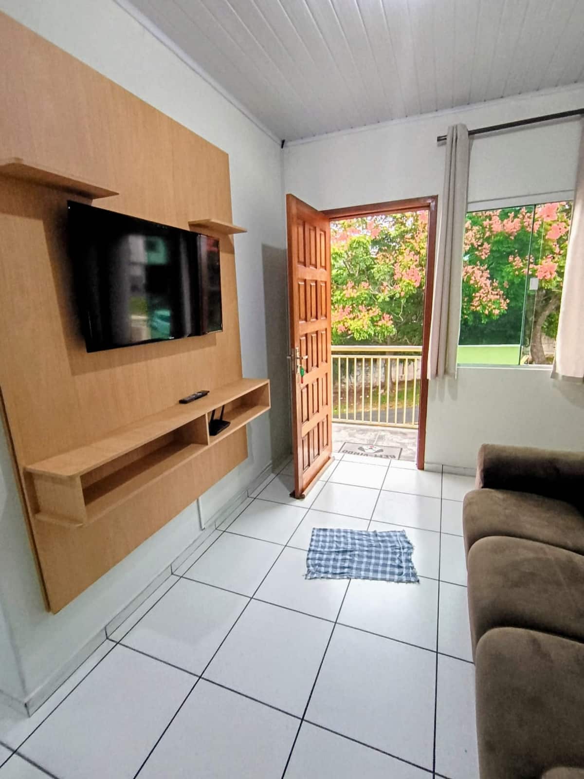 Sala de estar com TV e sofá
