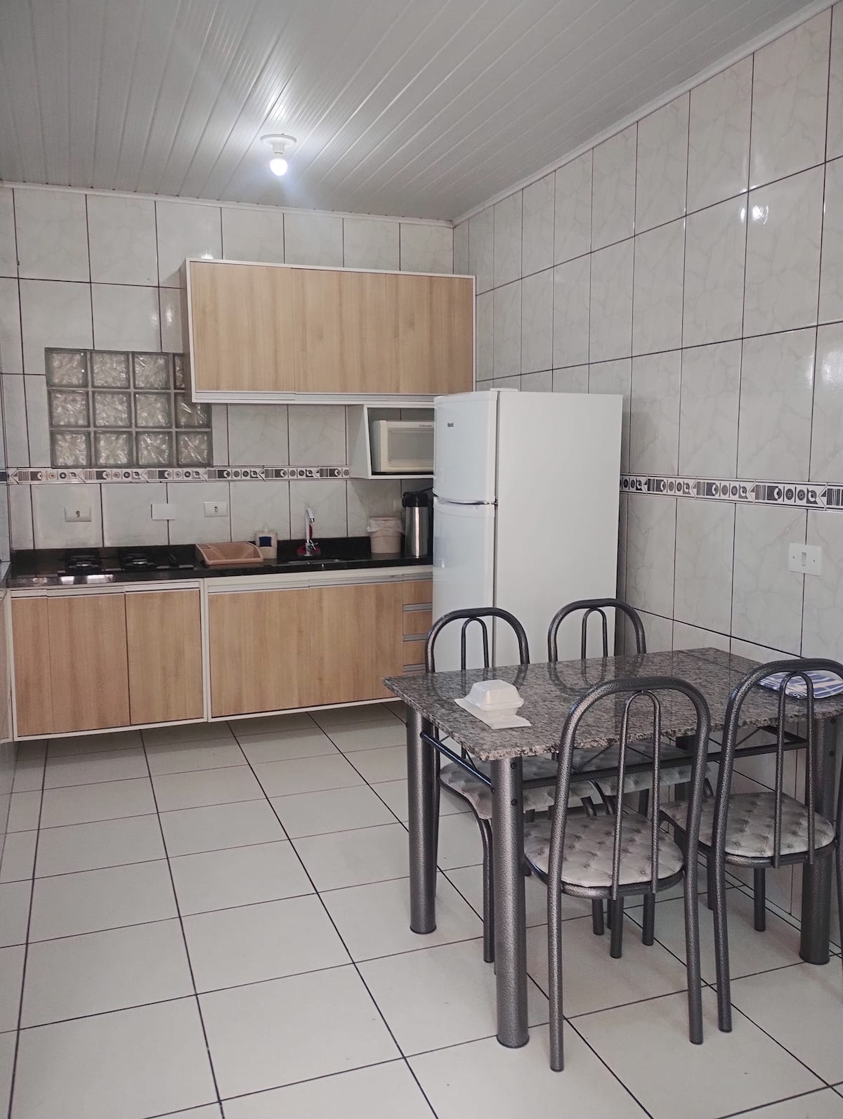Cozinha completa com fogão, geladeira e armários