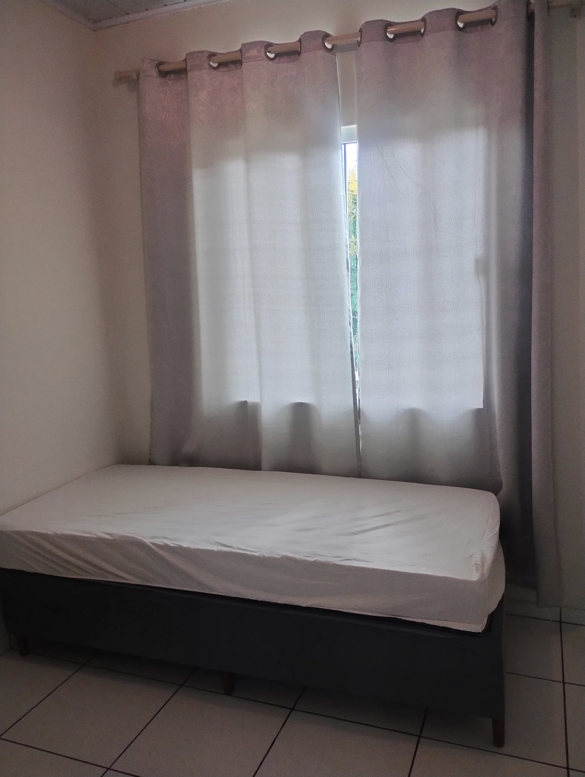 Quarto com cama de casal