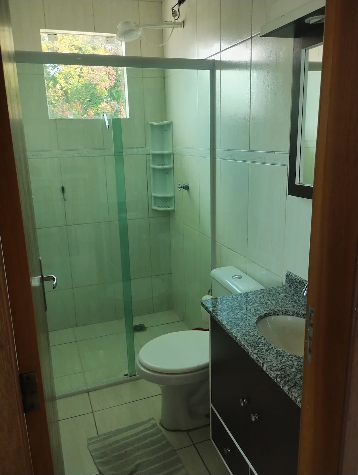 Banheiro completo com box