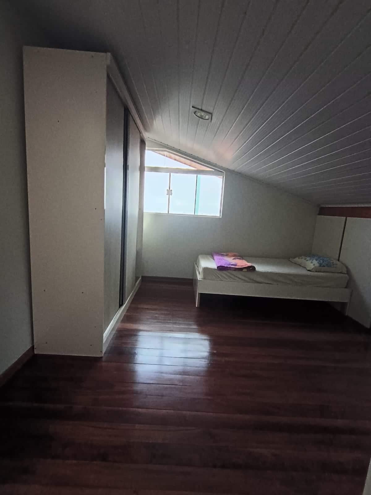 Quarto com cama de solteiro